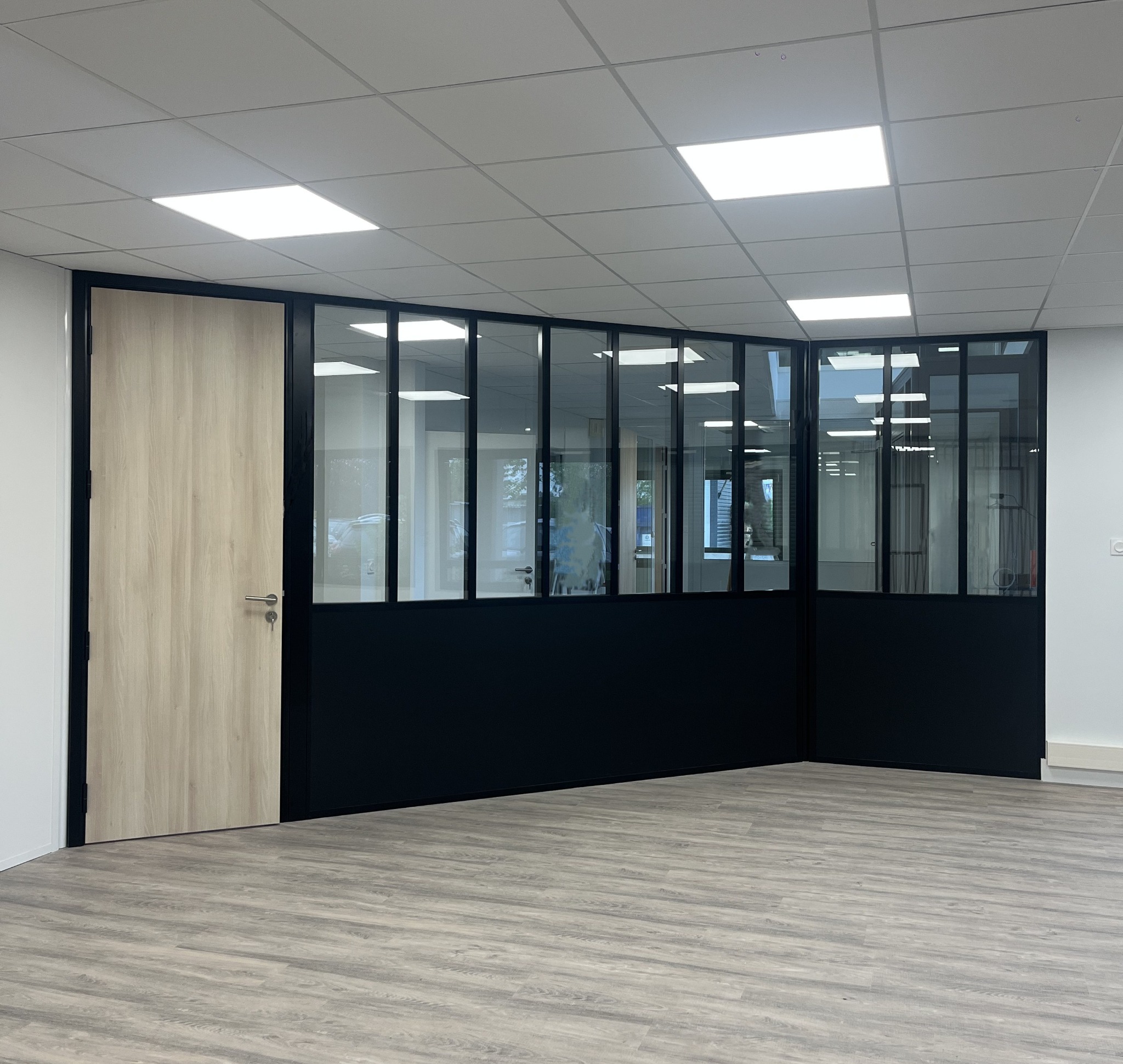 Cloison verrière double vitrage avec porte bois – A2M Agencement