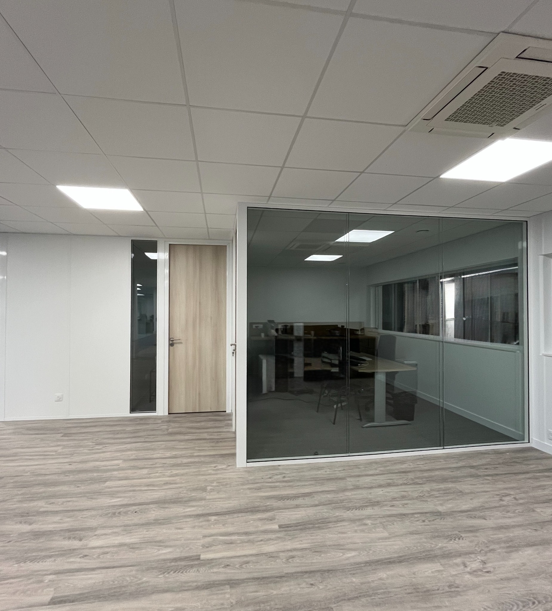 Cloison vitrée bord à bord double vitrage toute hauteur – A2M Agencement